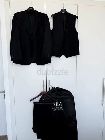 Brand new 3 piece tailored Italian mens black suit super 130 material. Size 42-45 chest, waist 34-36
