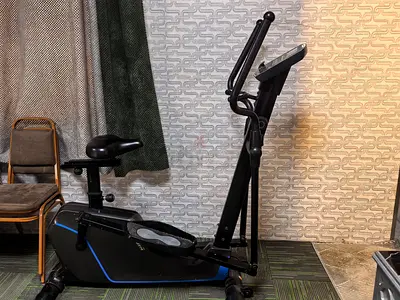 Sports cycle with a adujable seat and a digital tracker