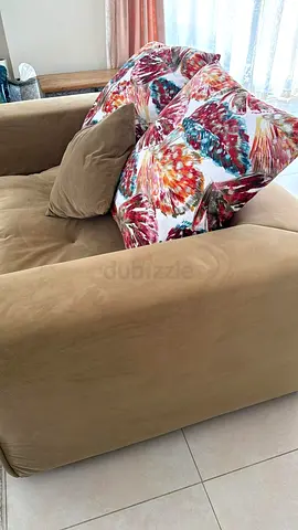 Luxury Accent / 2 Seater Sofa – Excellent Condition – AED 1,000