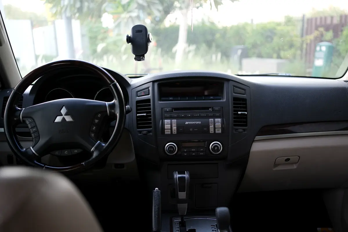 Mitsubishi Pajero 2014 — photo 1 of 7