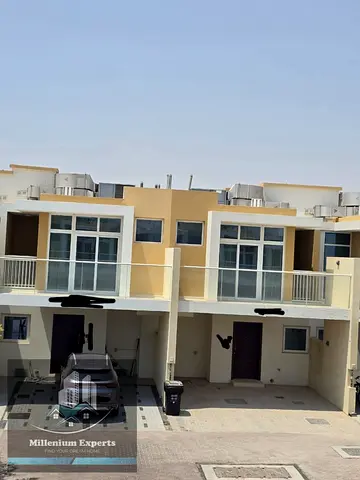 LUXURY SPACIOUS 3BEDROOMS FOR RENT READY TO MOVE MIDDLE UNIT SINGLE ROW