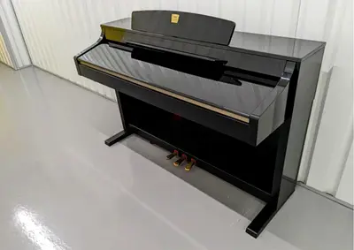 Yamaha CLP 330 Polished Ebony