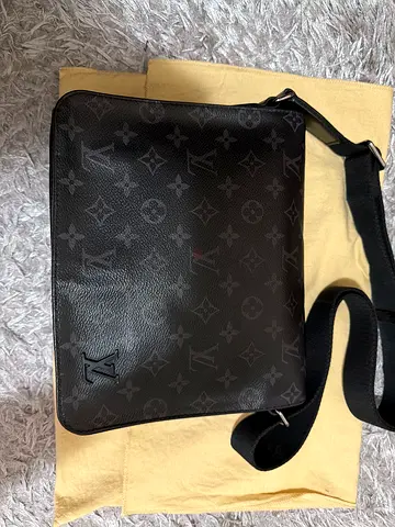 LOUIS VUITTON DISTRICT PM MESSENGER