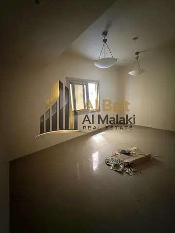 شقة للإيجار السنوي في المجاز 1 – فرصة مميزة للسكن العائلي في موقع حيوي وقريب من جميع الخدمات. تتكون الشقة من غرفة نوم واسعة وصالة مريحة بتصميم عملي،