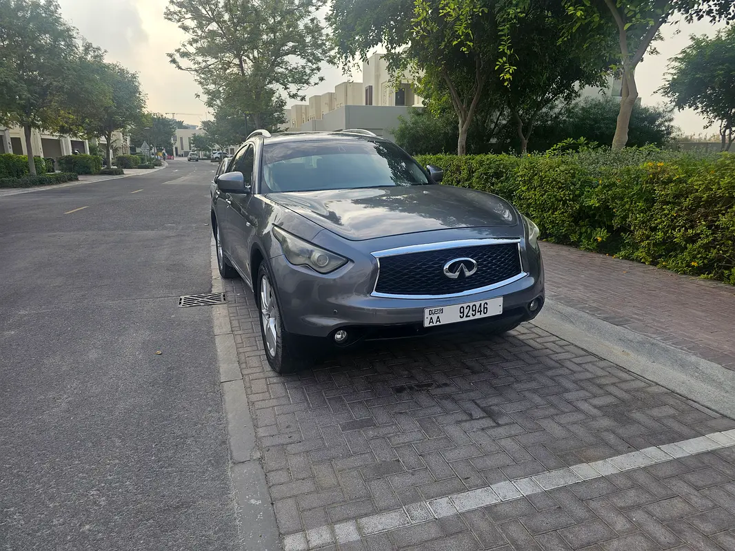Infiniti QX70 2019 — photo 1 of 11