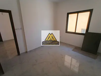 غرفه وصاله / مساحه كبيره / سعر مميز / ع الطريق الرئيسي /