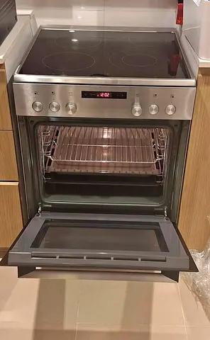 Stainless Steel Electric Ceramic Hob Cooker with Built-in Oven - Good Condition