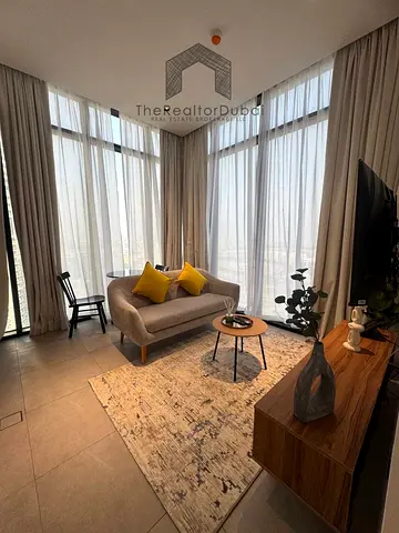 Up to 12 cheques | Bright Studio with Floor-to-Ceiling Windows