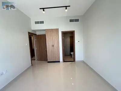 اول ساكن مع شهر مجاني ثلاث غرف وصاله مع ثلاث حمامات خزائن بالحائط مع تسهيلات بالدفع تشطيبات مميزه موقع مميز بجوار جميع الخدمات