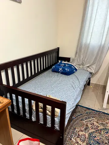Dark wood baby crib / toddler bed in good condition