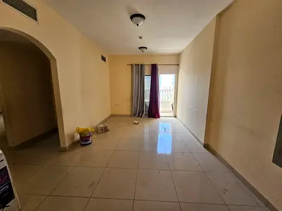 بلكون مع اطلاله مفتوحه وباركن مجاني موقع مميز وحيوي قريب من كل الخدمات مثل المقاهي والمتاجر وقريب من مخرج دبي
