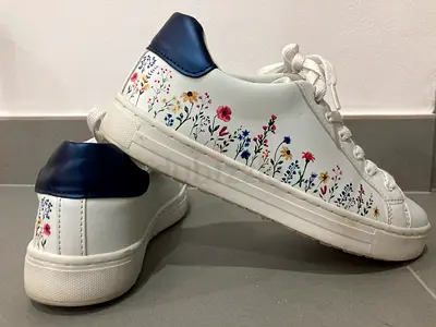 Girls fashion lace-ups, white with flowers