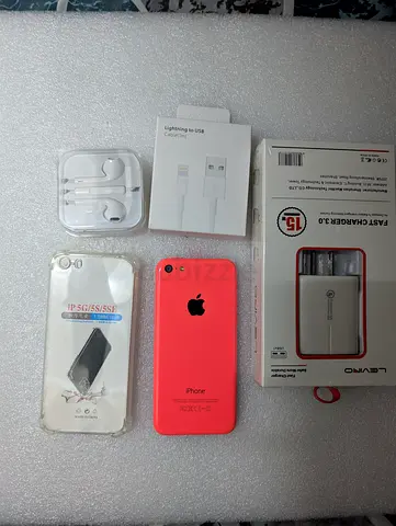 iPhone 5c (pink) with accessories – charger, Lightning cable, EarPods, case