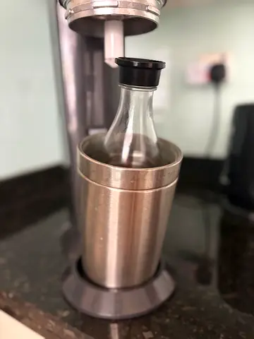 Soda maker / Sparkling water machine with reusable bottle