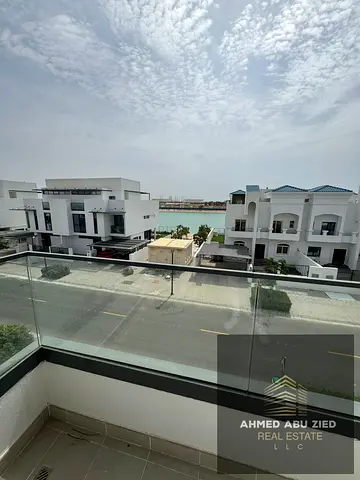 Waterfront location – Sharjah's largest mall – Easy access to Dubai – Competitive rental price – Ex