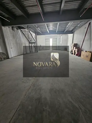 Are you looking for a warehouse with a strategic location, practical design, and a reasonable price that suits your commercial or industrial activity?