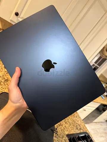 Apple MacBook Air 13 inch display.. M3 2024 .. battery 100 cycles count 7