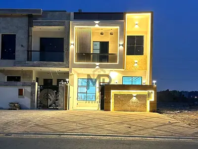 فيلا من طابقين مع تراس على السطح، السعر شامل رسوم التسجيل والتملك، تقع على الشارع الرئيسي، جاهزة للسكن الفوري، في أحد أرقى أحياء عجمان.