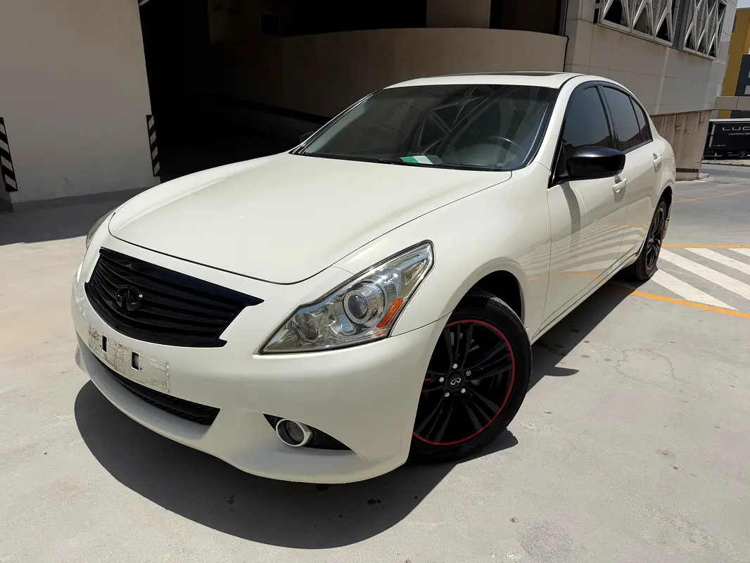 Infiniti G37 2013 — photo 1 of 9