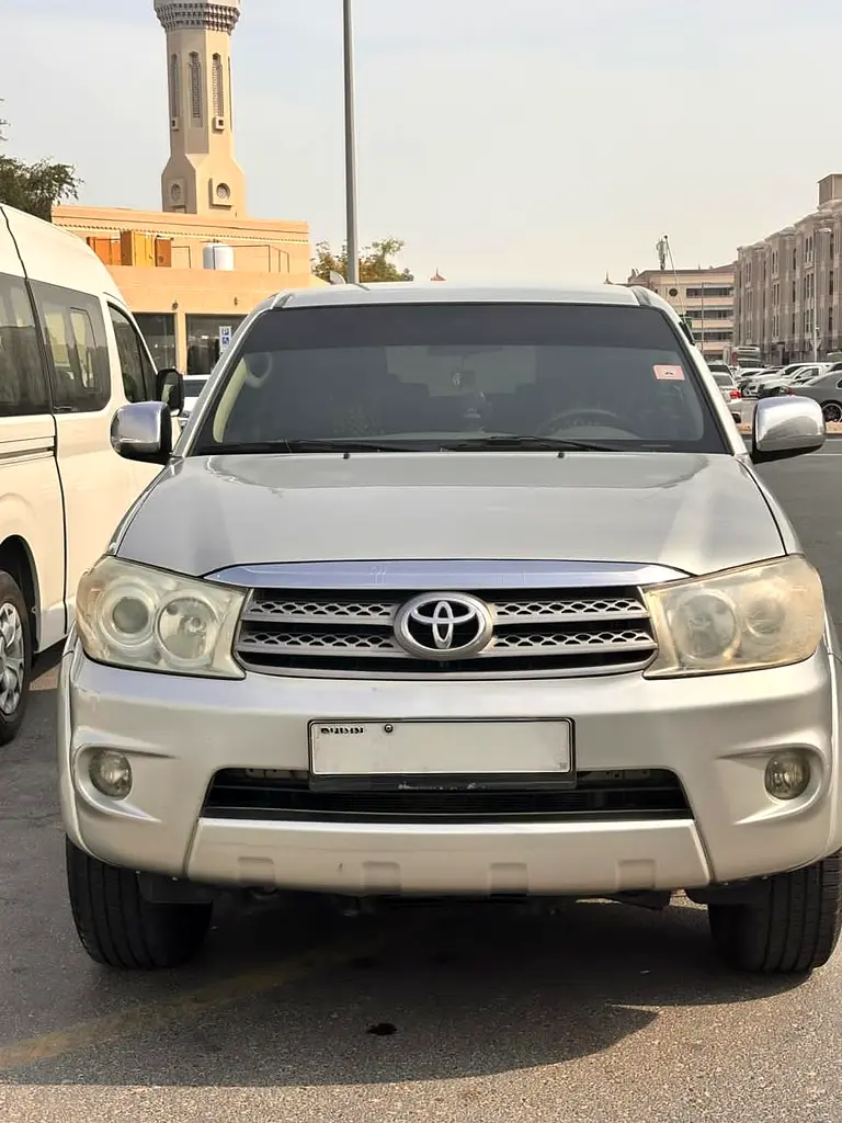 Toyota Fortuner 2010 — photo 1 of 7