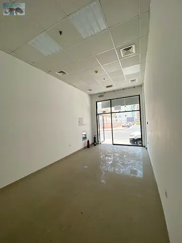 The shop features a practical space suitable for small businesses, offices, and various services, located in a lively area that provides easy movement