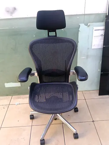 For selling Herman Miller Aeron chair with headrest.good condition only little use