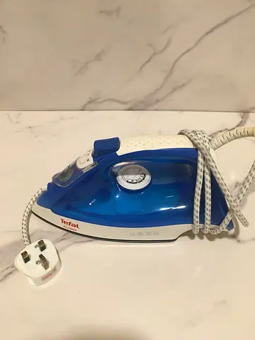Tefal Access FV1520 Compact Steam Iron – Lightweight  Good Condition