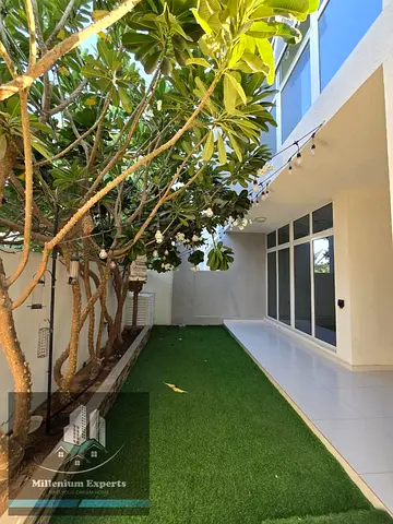 Single-Row | Corner Unit | RR-EM | Vacant | Swimming Pool View