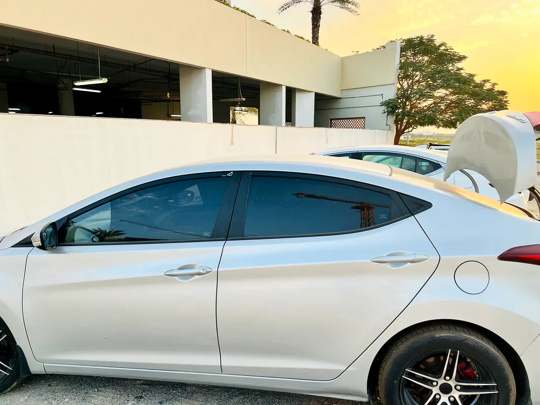 Hyundai Elantra 2015 — photo 1 of 8