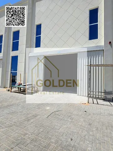 فرصة مميزة — شو روم أول ساكن على الشارع الرئيسي بموقع حيوي وبوابتين لسهولة الحركة والتشغيل