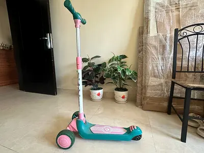 Kids 3-Wheel Adjustable Scooter with light in wheels - very sturdy and in excellent Condition