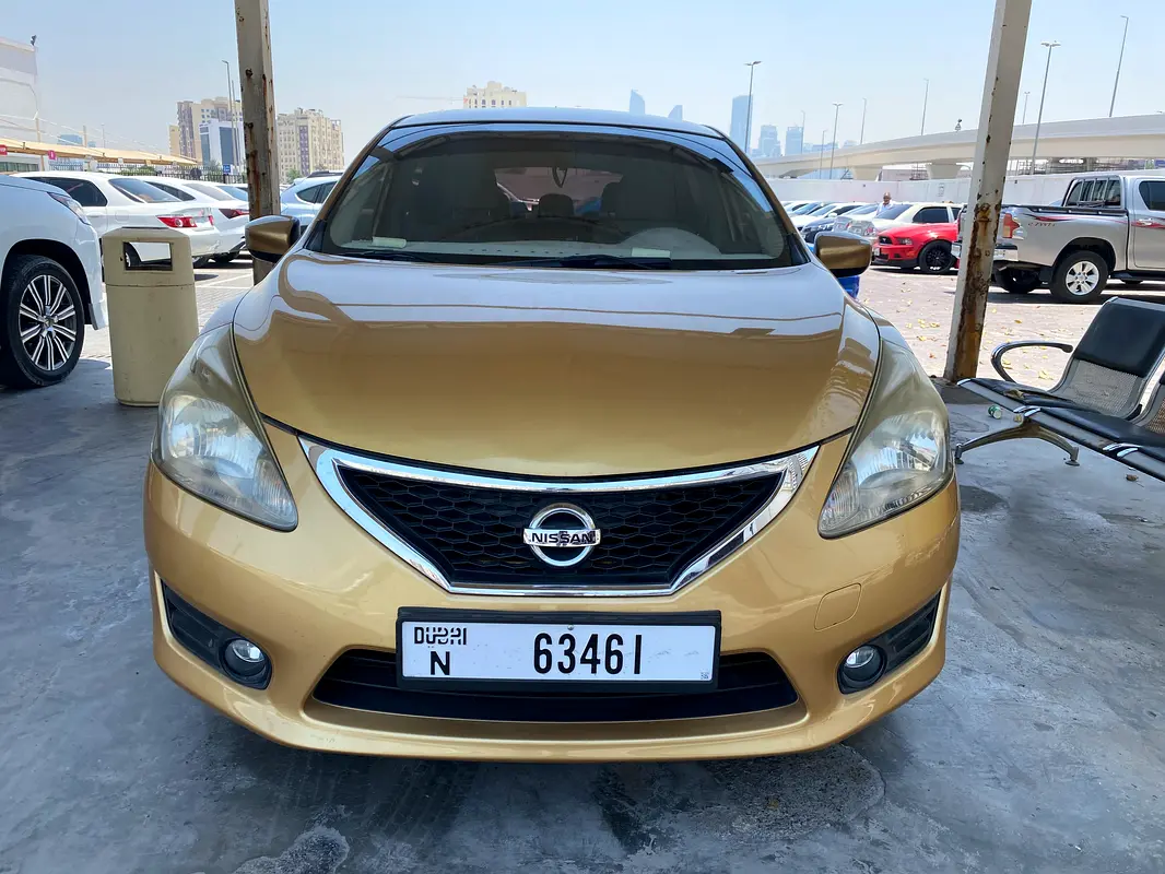 Nissan Tiida 2014 — photo 1 of 15