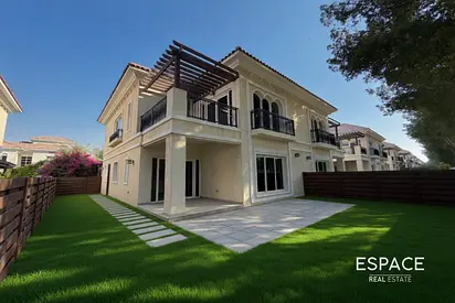 Great Location | Vacant | Corner Plot