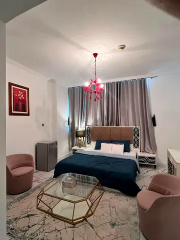 Room available in downtown 4000