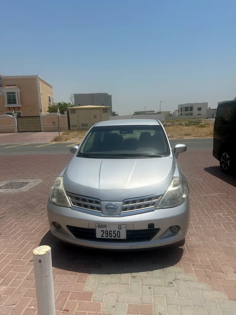 Nissan Tiida 2009 — photo 1 of 7