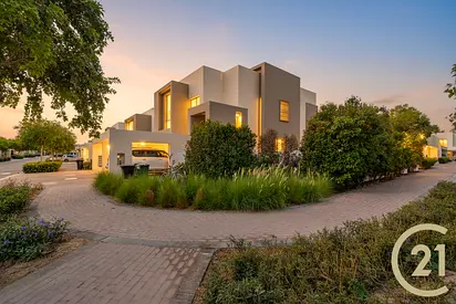 Large Corner Plot | Next to Pool | VOT