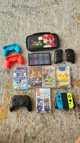 Nintendo Switch console with controllers, dock case and 5 games - Good condition