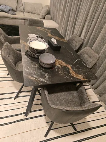 8 seater Dining table extendable