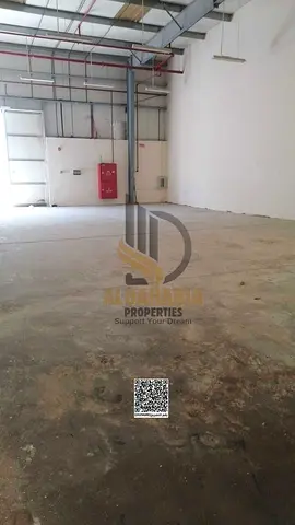 فرصة مميزة لاستئجار مستودع بموقع استراتيجي داخل منطقة أم الثعوب الصناعية في أم القيوين، حيث يتميز الموقع بسهولة الوصول إلى الطرق الرئيسية وقربه من عجم