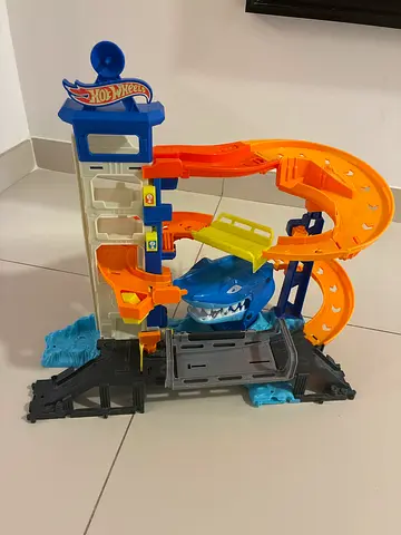 Hot Wheels multi-level car track playset