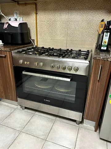 Urgent Sale - Bosch 5-Burner Gas Cooker with Large Oven - Stainless Steel