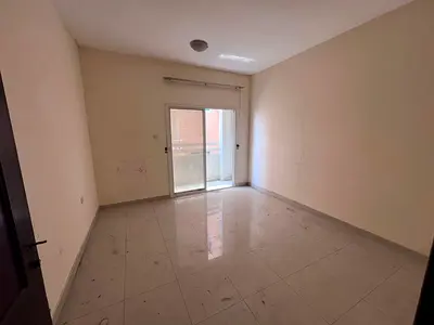 شقة 2 بلكونة بإطلالة مميزة بموقع مميز وخدمي بجوار المحكمة