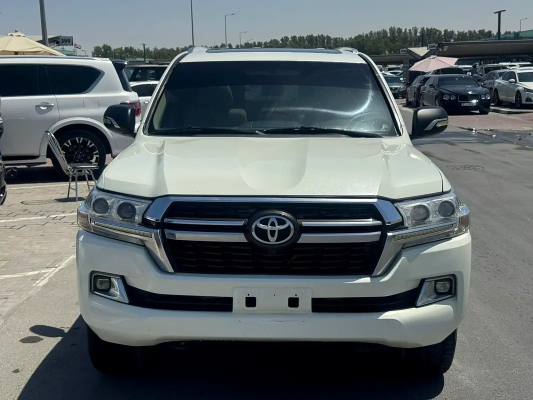 Toyota Land Cruiser 2011 — photo 1 of 11