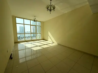 باركن وجيم ومسبح مجانا لاجمل ثلاث غرف وصالة ماستر ببلكونة على كورنيش الخان في افخم ابراج الشارقة شامل كل الخادمات مع مطبخ كبير بتشطيب حديث