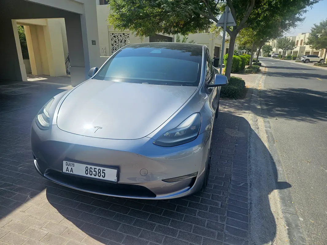 Tesla Model Y 2023 — photo 1 of 9