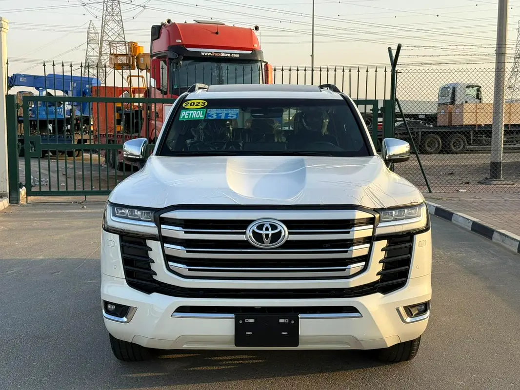 Toyota Land Cruiser 2023 — photo 1 of 20