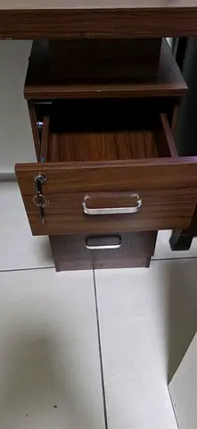 Compact wooden bedside drawer unit with 2 drawers
