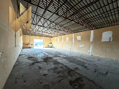 مستودع بصناعية 13 4000 قدم ميزانين علي شارع رئيسي