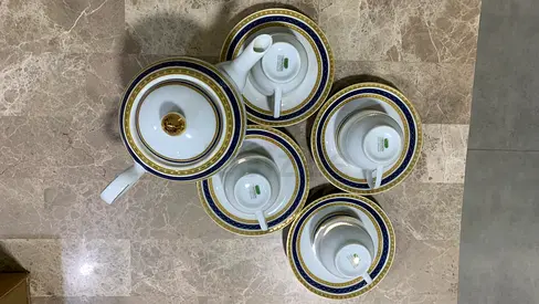 Porcelain tea set with teapot, 4 cups and saucers - good condition