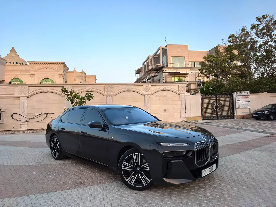 BMW 7-Series 2023 — photo 1 of 16